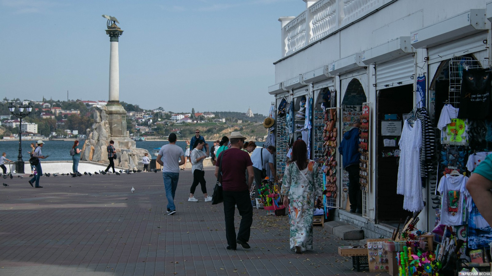 Сувенирные ряды на набережной. Севастополь, Крым