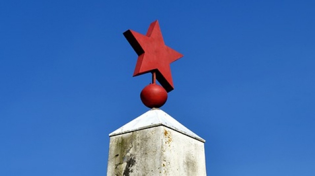 Красная звезда на обелиске