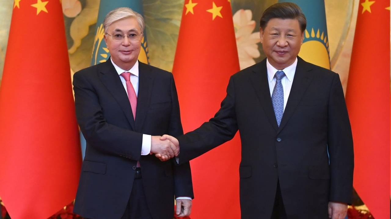 Президент Казахстана Касым-Жомарт Токаев (слева) и председатель Китая и Си Цзиньпин