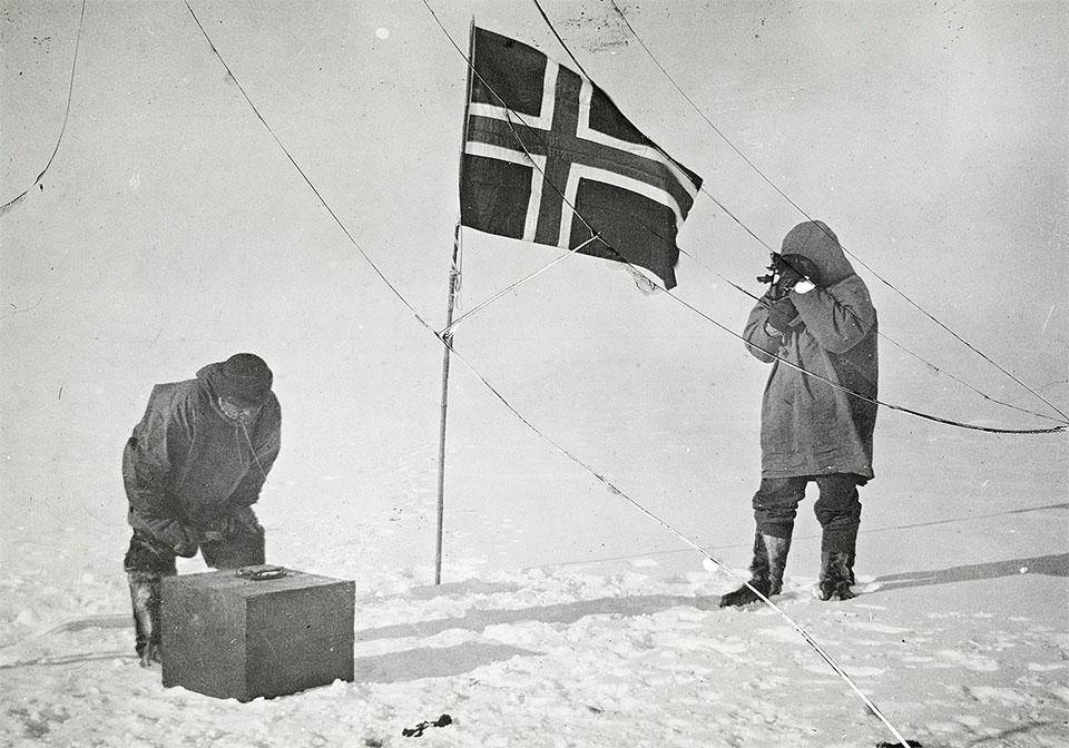 Хельмер Хансен и Руаль Амундсен определяют свои координаты на Южном полюсе. 14 декабря 1911 г.