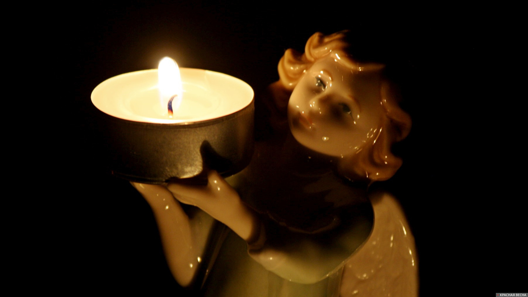 Свеча на фигурке ангела