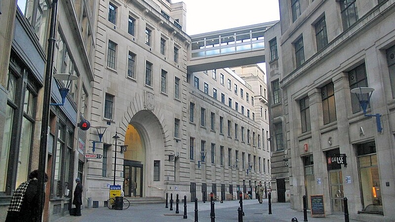 Главный вход в Лондонскую школу экономики и политических наук