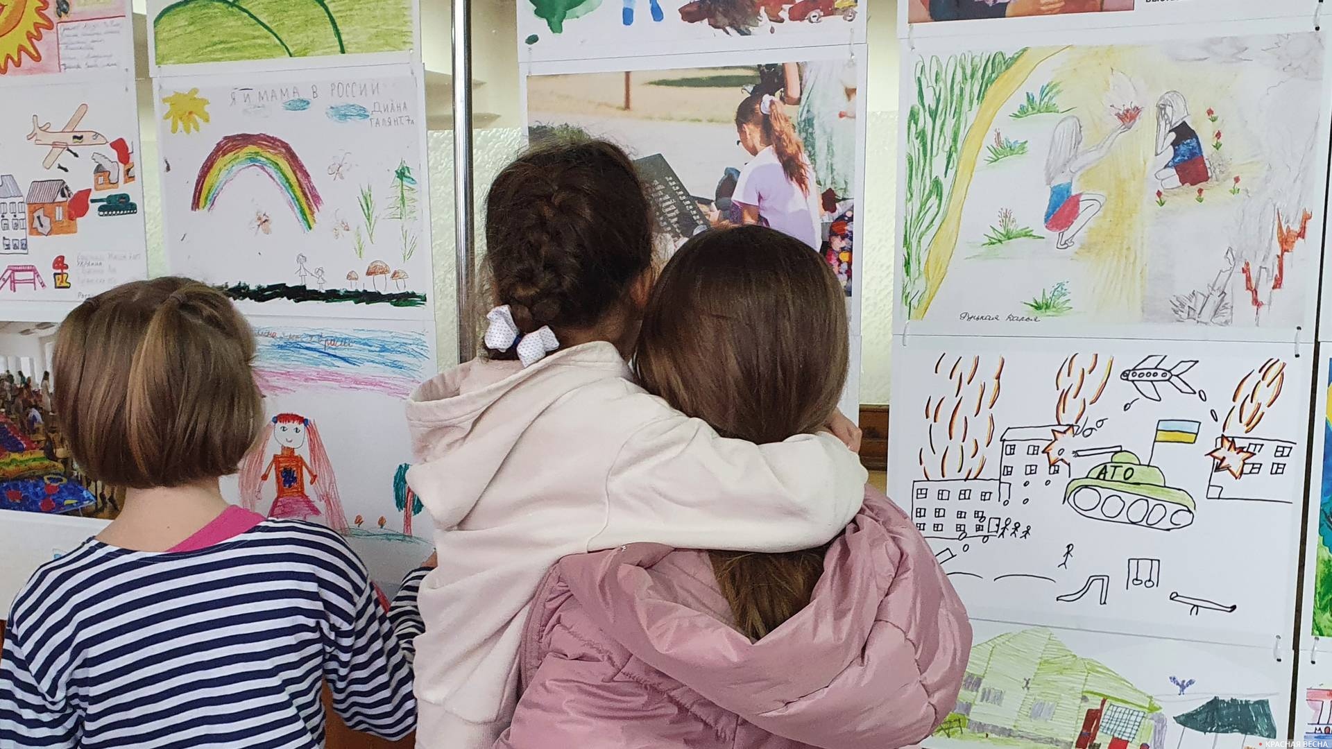 Выставка рисунков детей Донбасса в Ялте 