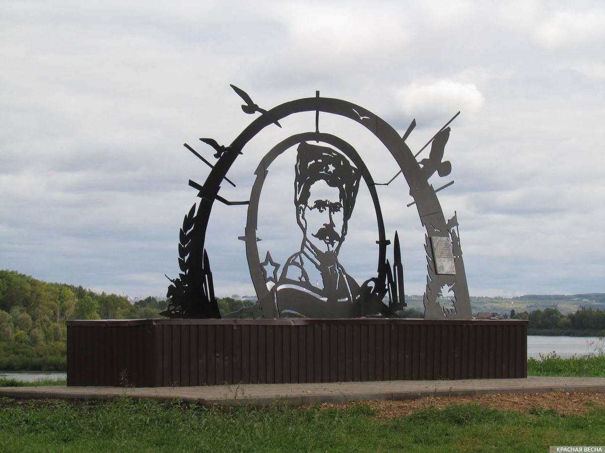 Памятник В.И. Чапаеву над рекой Белая