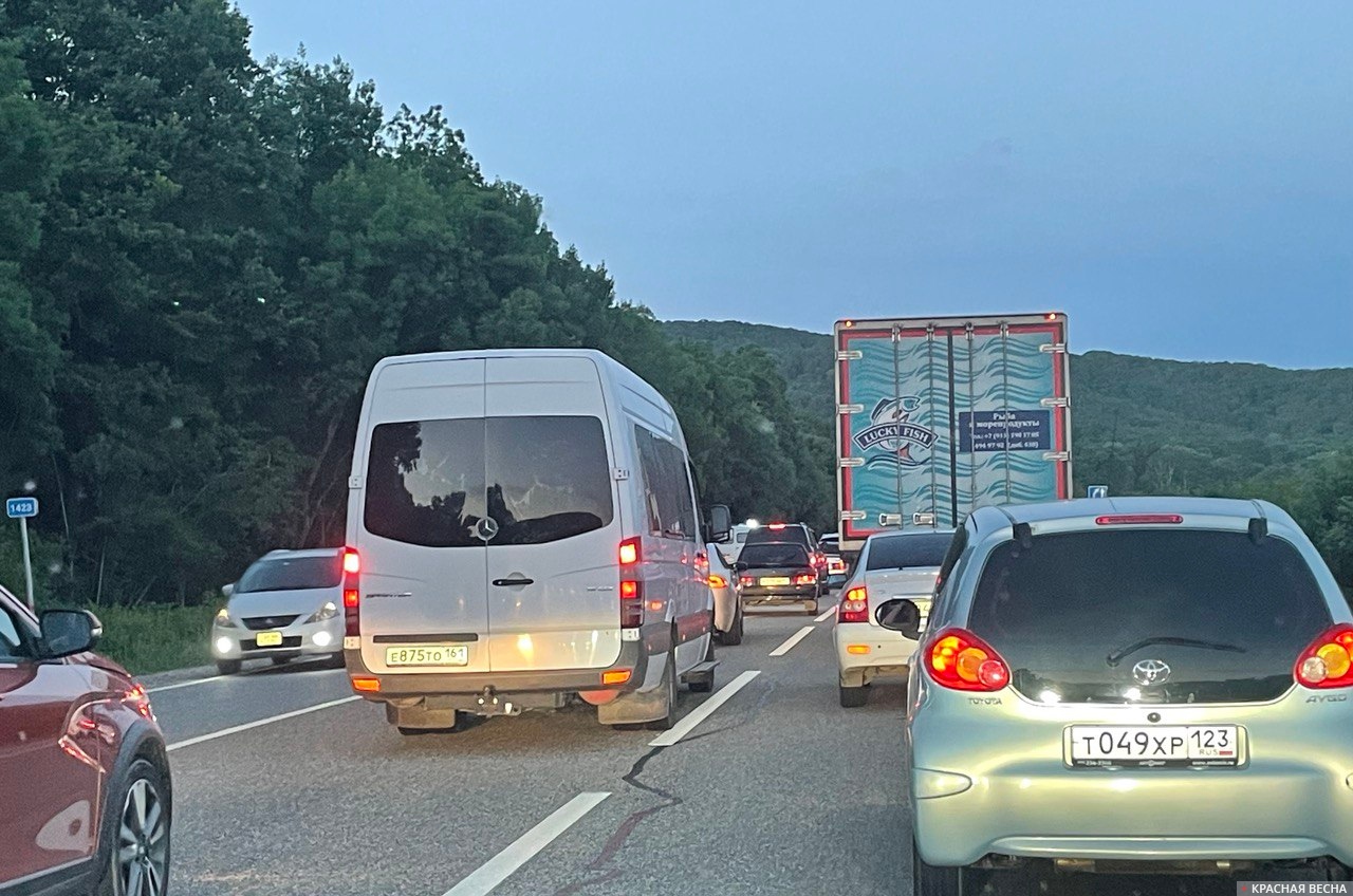 Автомобильная пробка в районе Джубги