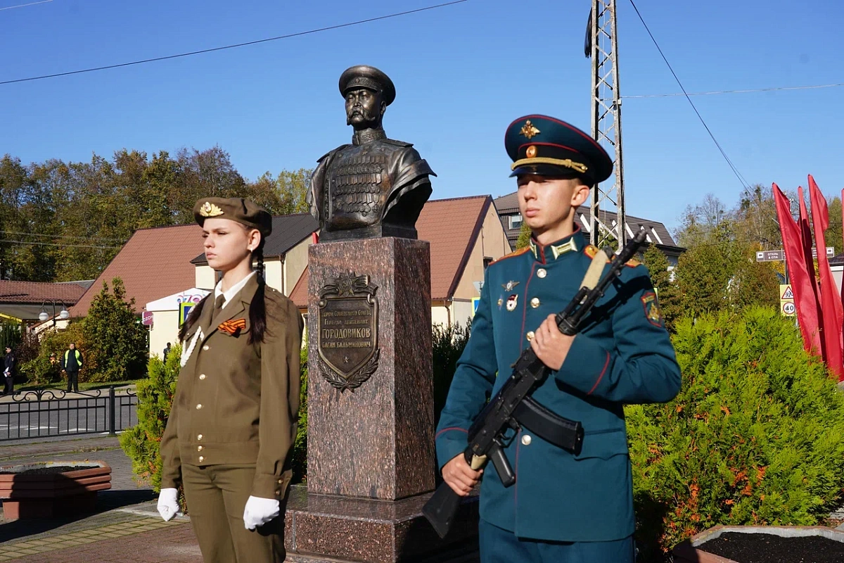 Памятник Герою Советского Союза Басану Городовикову в Краснознаменске