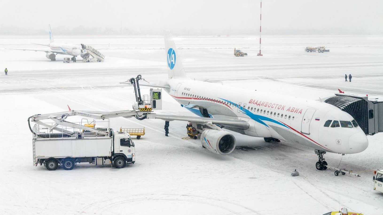 Подготовка самолёта Airbus 320 к вылету во время снегопада