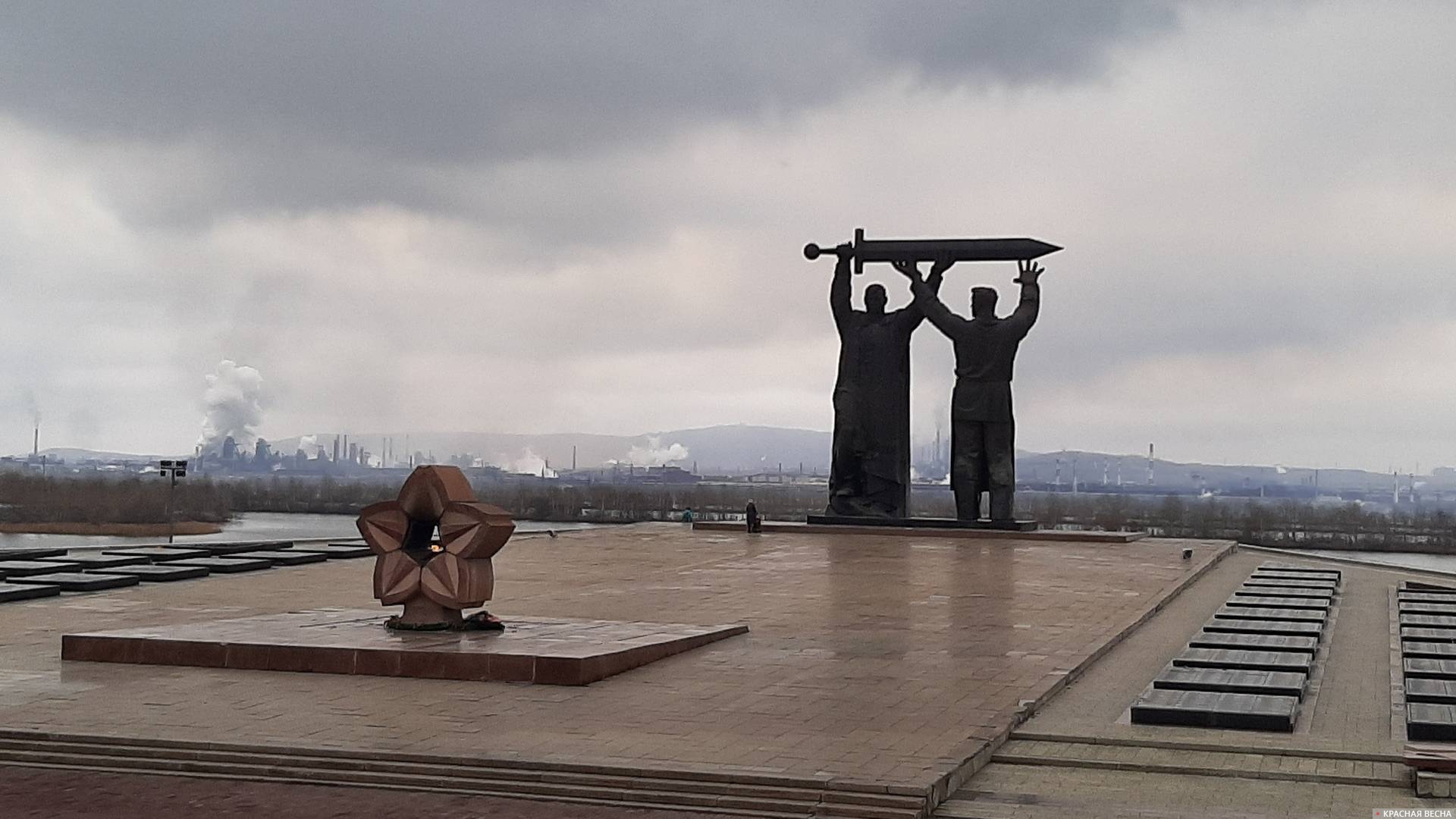 Памятник «Тыл — фронту» в Магнитогорске