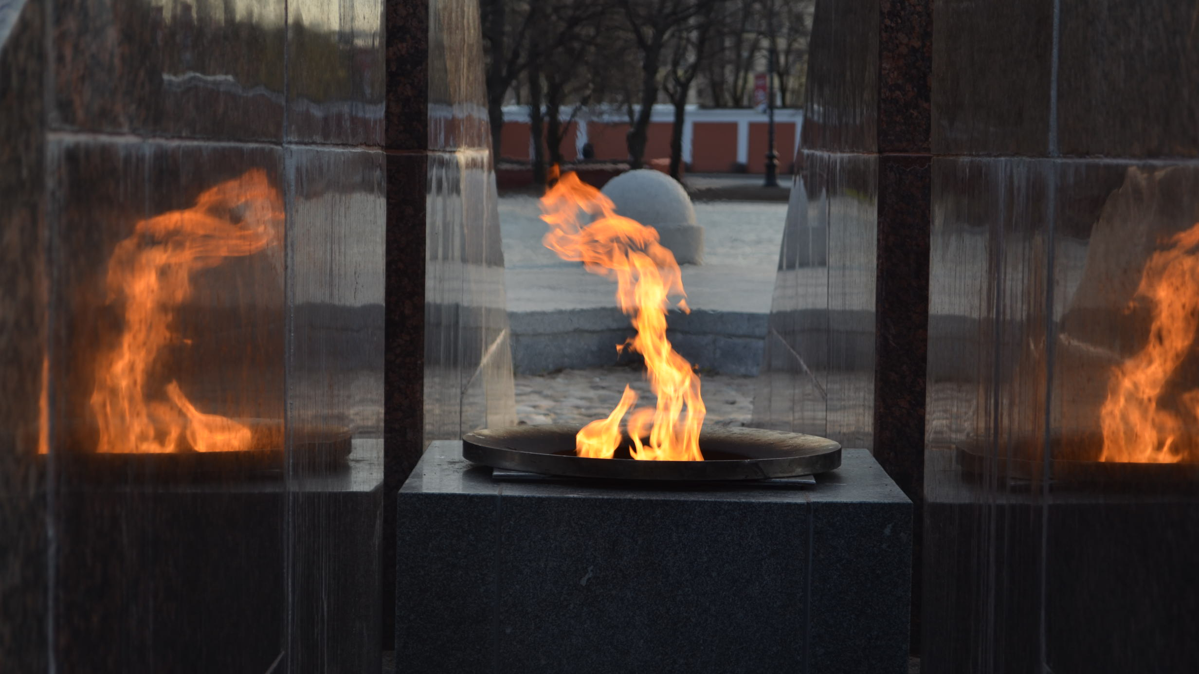 Вечный огонь на Якорной площади в Кронштадте
