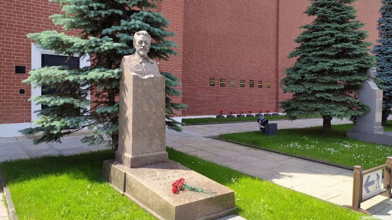 Могила Якова Свердлова у Кремлевской стены