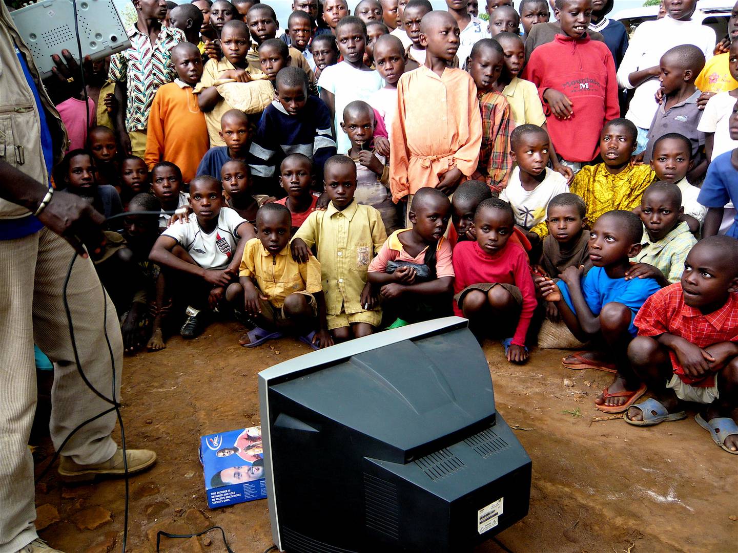 Африканские дети смотрят телевизор