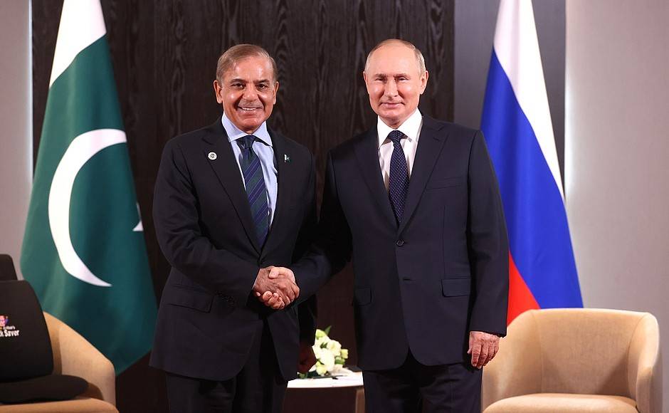 Президент РФ Владимир Путин и премьер-министр Пакистана Шехбаз Шариф
