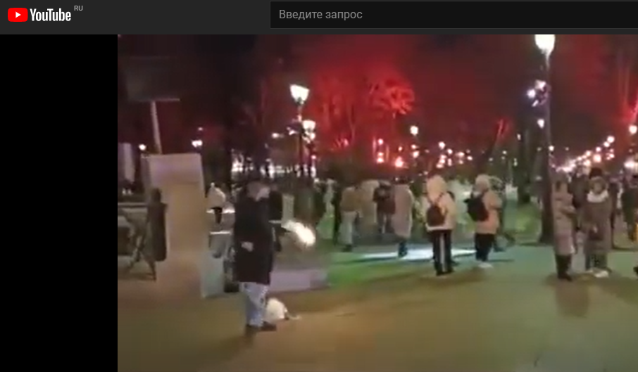 Оппозиция, кидающая коктейль Молотова в полицию