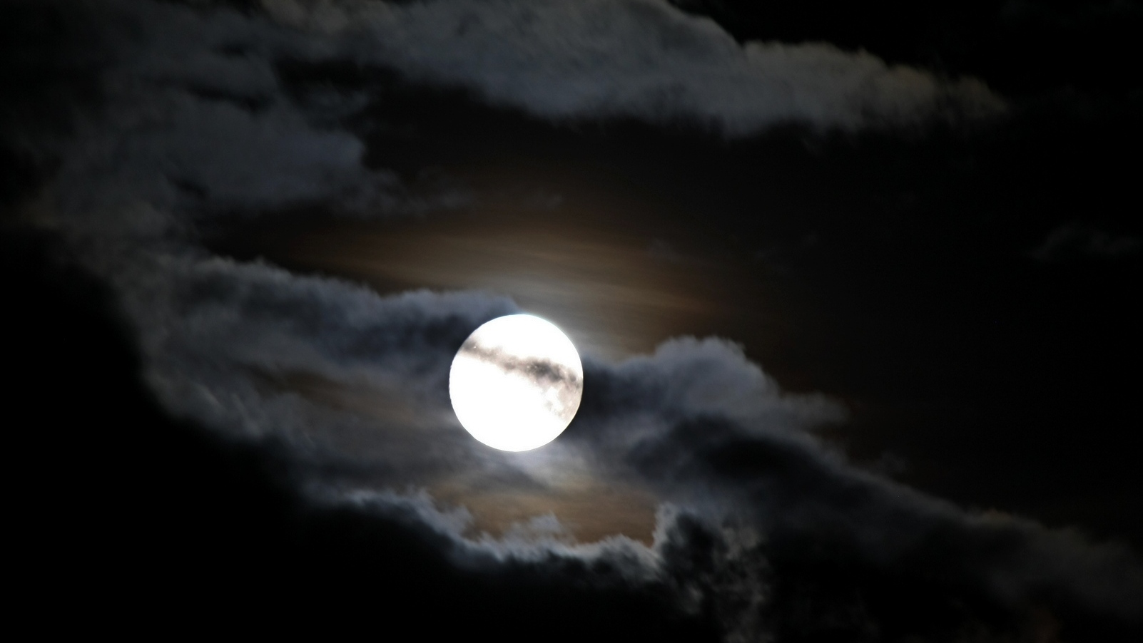 Луна за облаками
