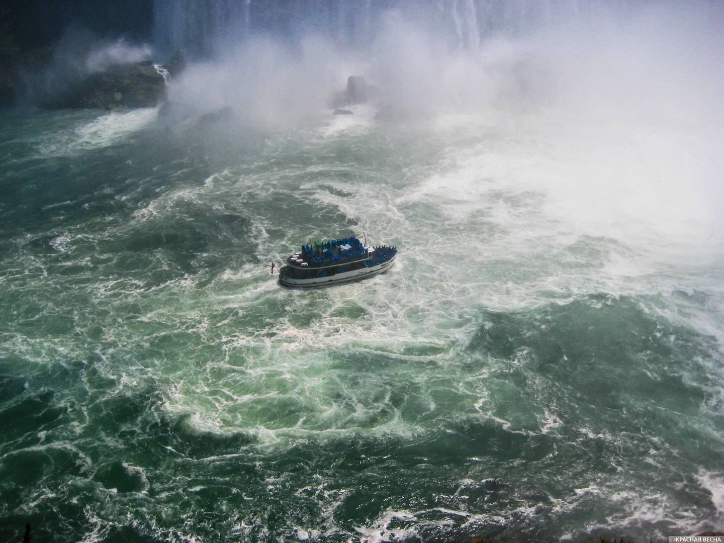 Лодка под Ниагарским водопадом. Канада