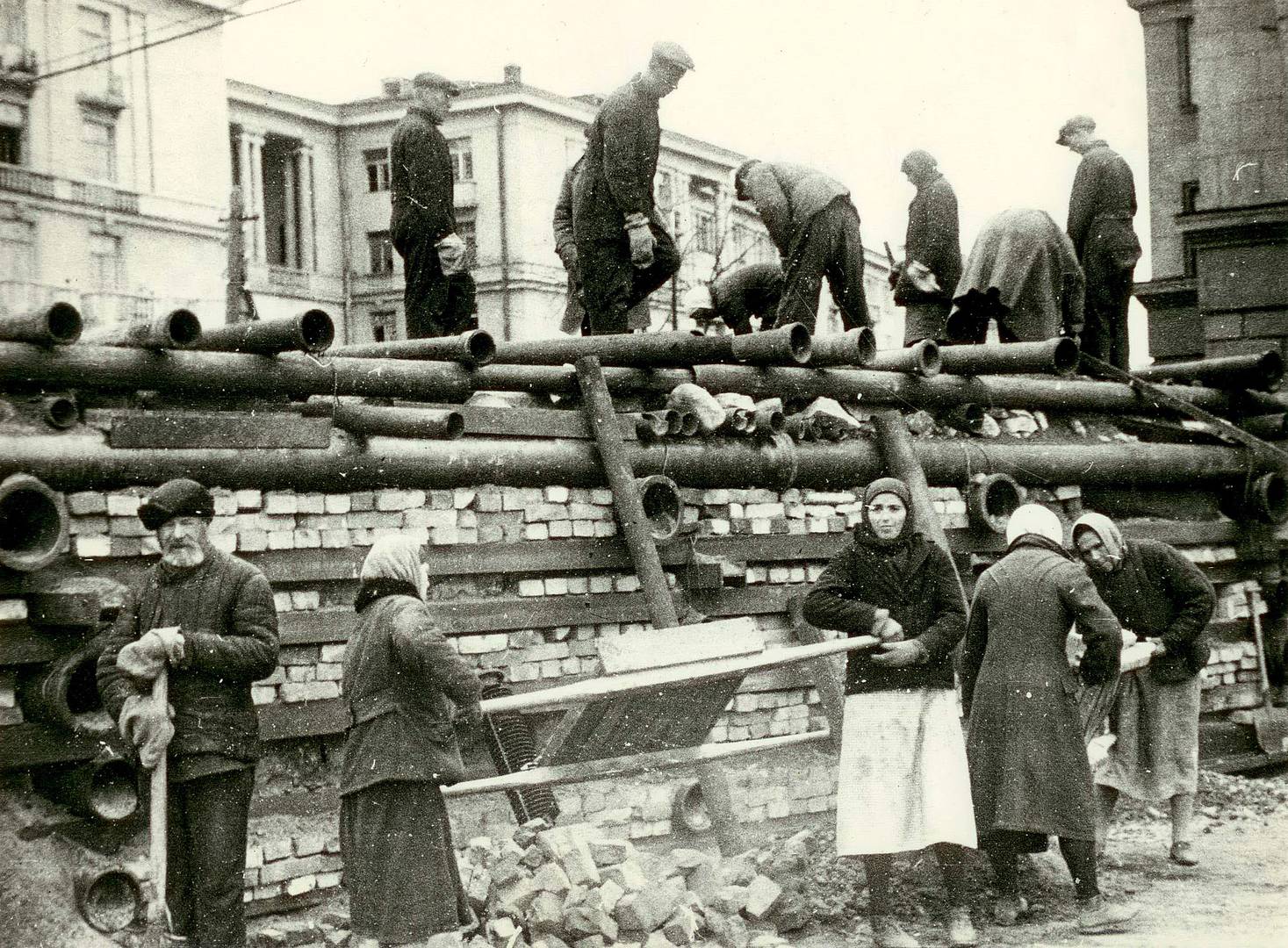 Постройка баррикады в Автово. 24 сентября 1941 г.