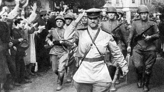 Жители освобожденного Белграда приветствуют советских воинов