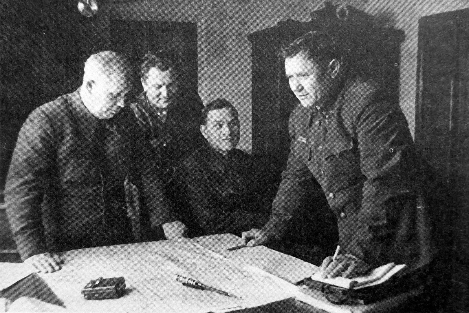 Военный совет Сталинградского фронта, командующий фронтом Еременко — справа. 1942