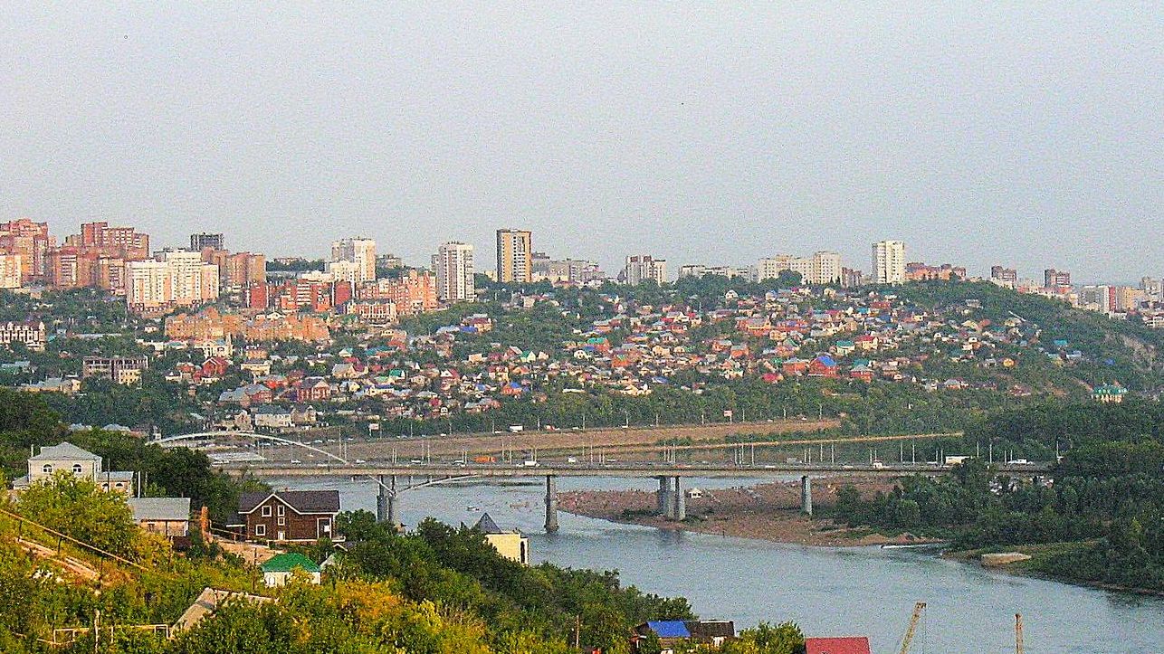 Панорама набережной реки белой