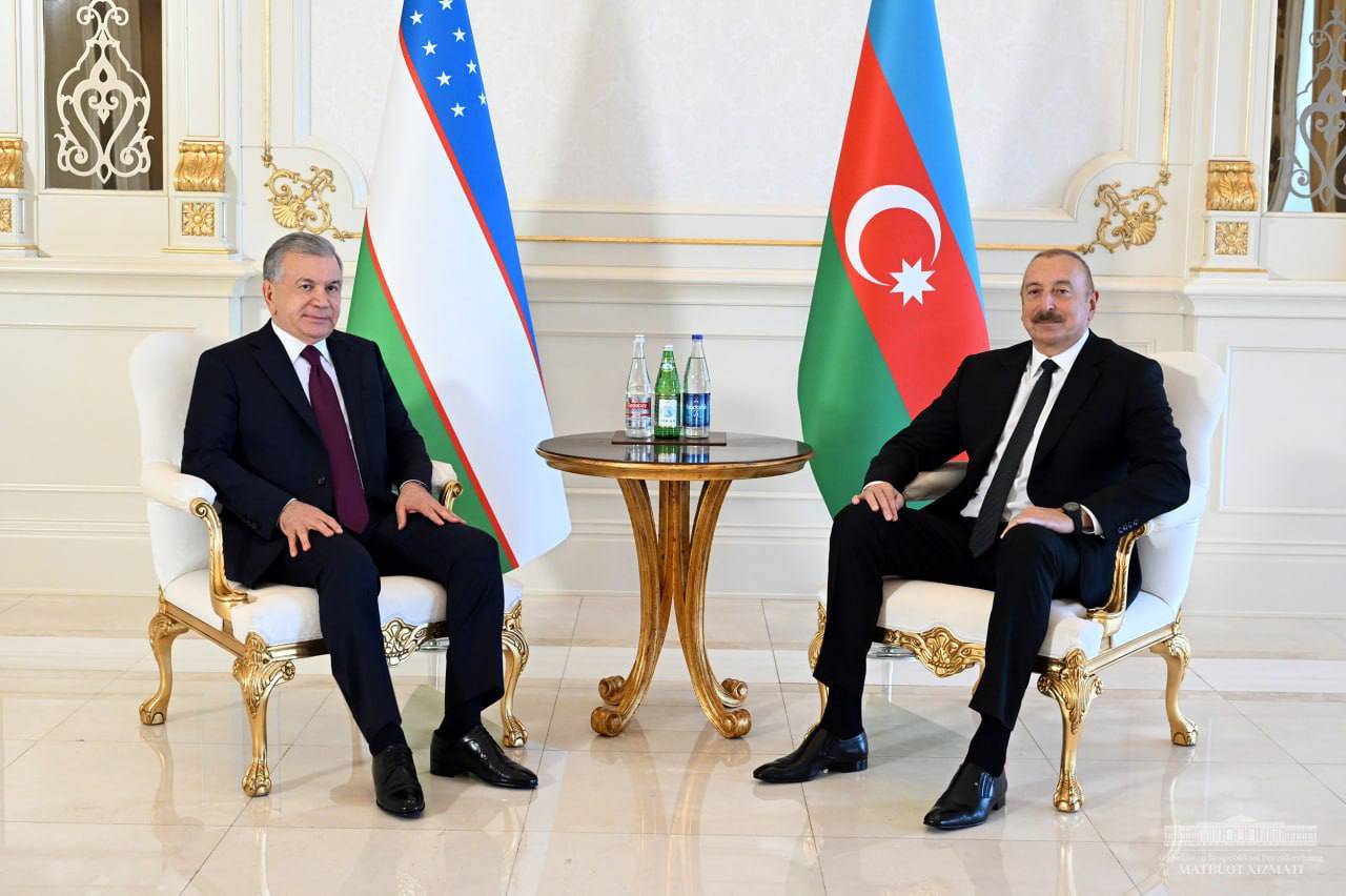 Президенты Узбекистана и Азербайджана Шавкат Мирзиёев и Ильхам Алиев
