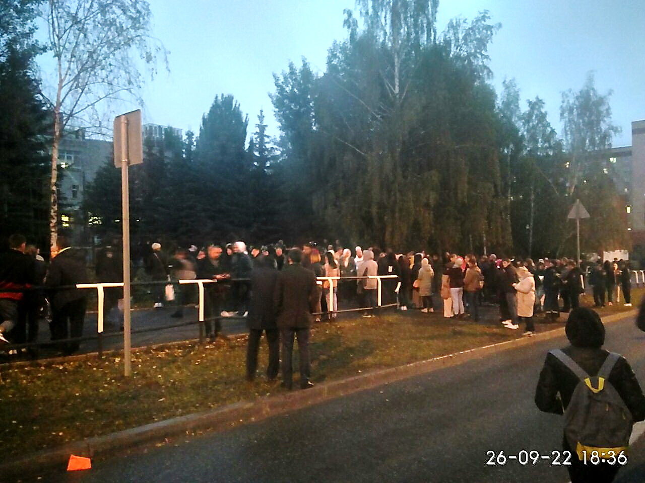 Люди несут цветы к школе № 88 в Ижевске, 26 сентября 2022