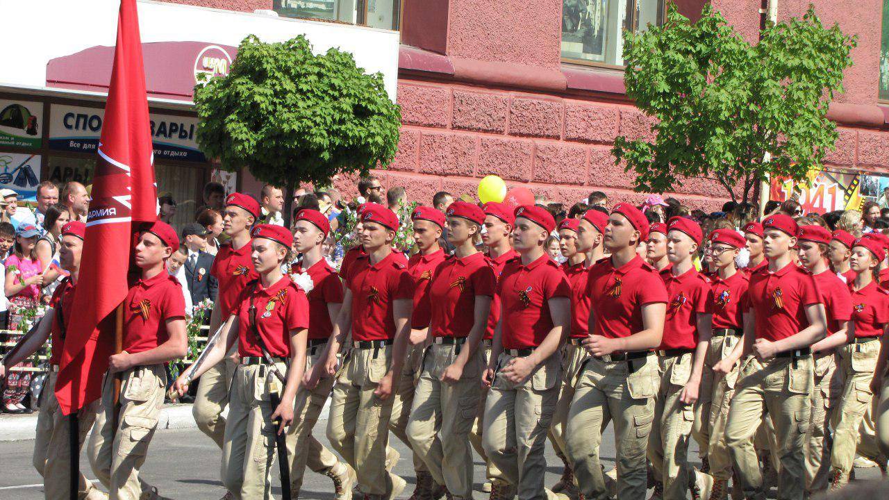 Брянск, колонна юнармейцев на Параде Победы 