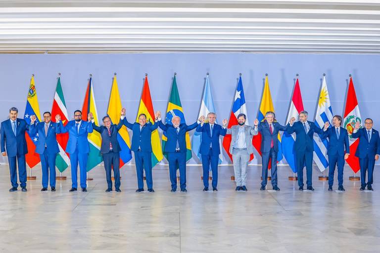 Лидеры 12 стран-участников саммита глав стран Латинской Америки в Бразилиа