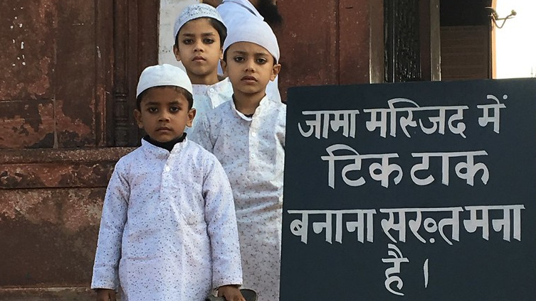 Надпись на стенде «ТикТок строго запрещен внутри мечети» Дели. Индия