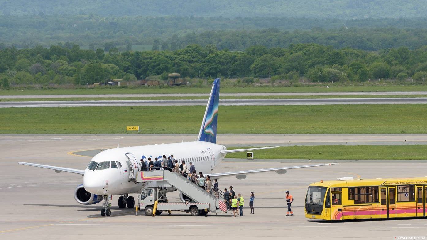 Посадка пассажиров в SSJ 100 авиакомпании Якутия в аэропорту Владивосток