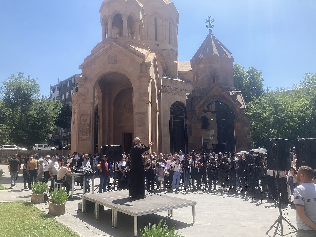 Баграт Галстанян выступает с речью во дворе церкви Святой Анны