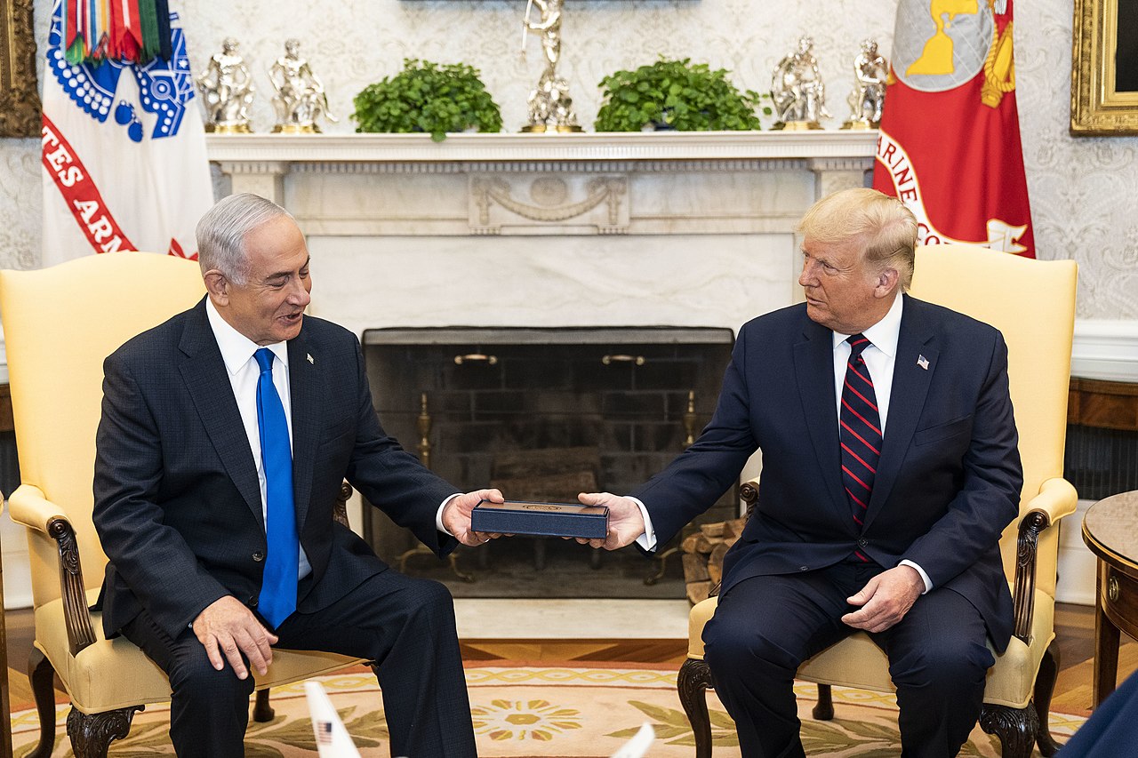 Премьер-министр Израиля Биньямин Нетаньяху и президент США Дональд Трамп во время подписания «Авраамовых соглашений» 15 сентября 2020 года