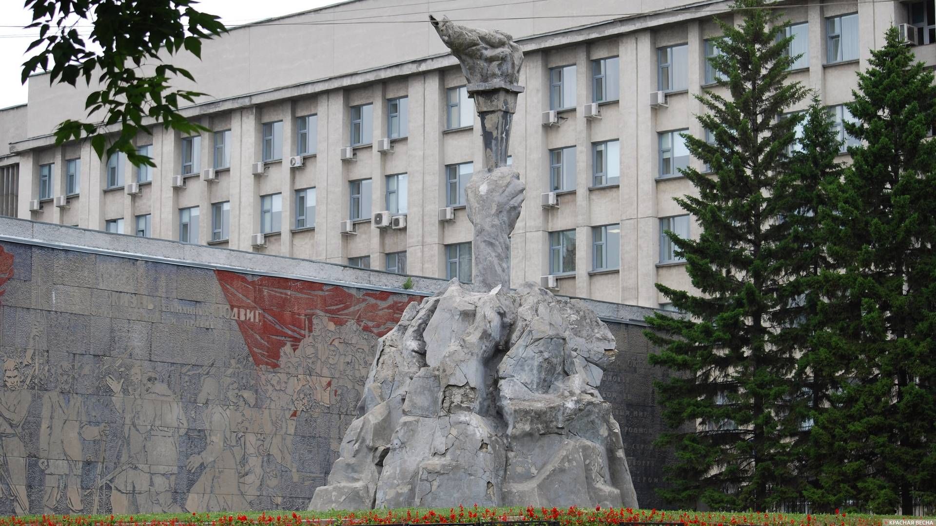 Монумент-факел, сквер Героев Революции, г. Новосибирск