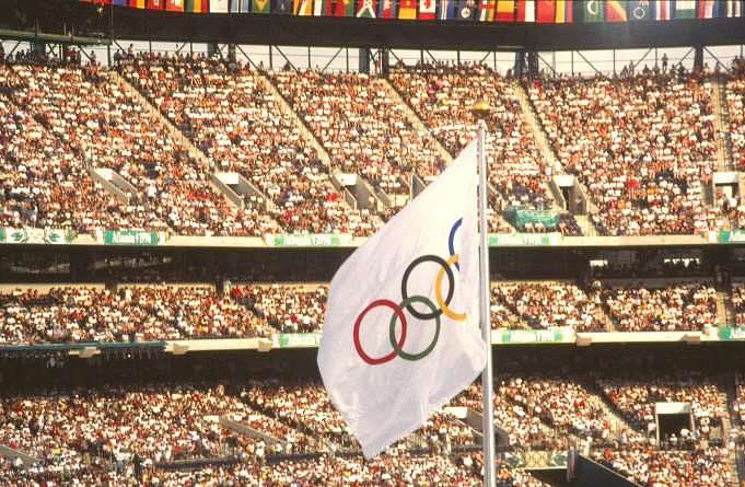Олимпийский флаг с символом Олимпийских игр.