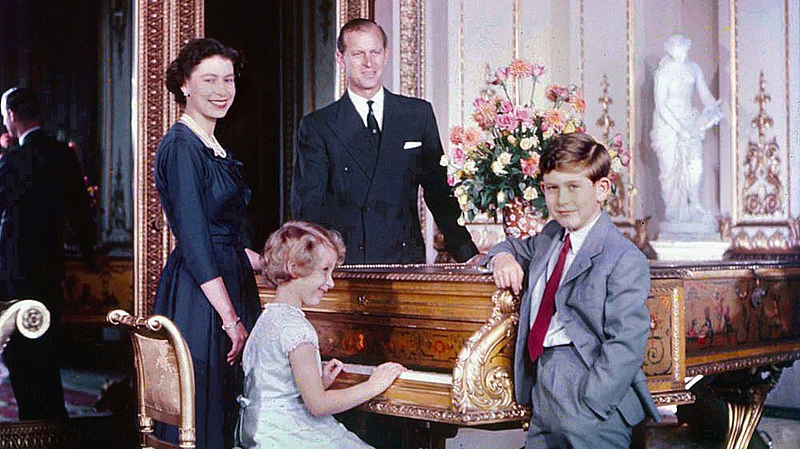 Королева Елизавета, герцог Эдинбургский Филипп, принц Чарльз и принцесса Анна в октябре 1957 года