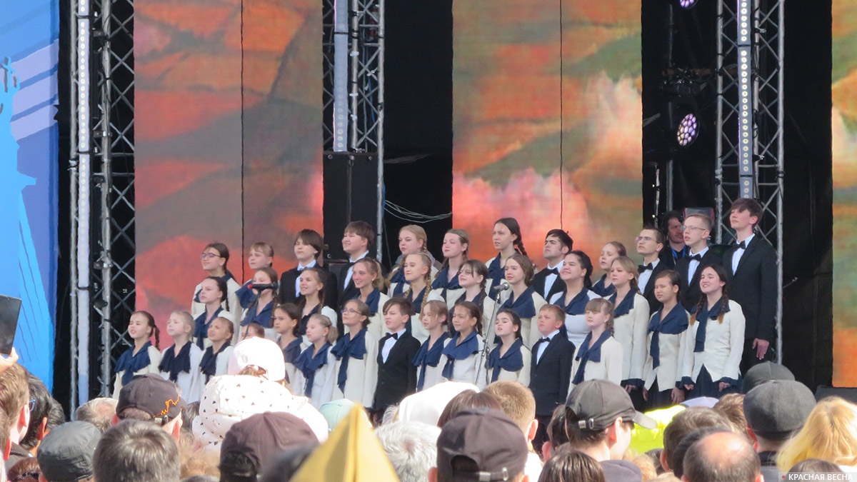 Ленинград. Детский хор телевидения и радио на концерте на Дворцовой площади