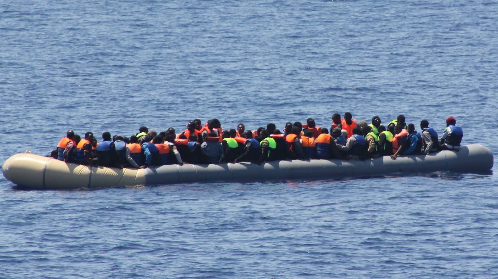 Мигранты в море на надувной лодке