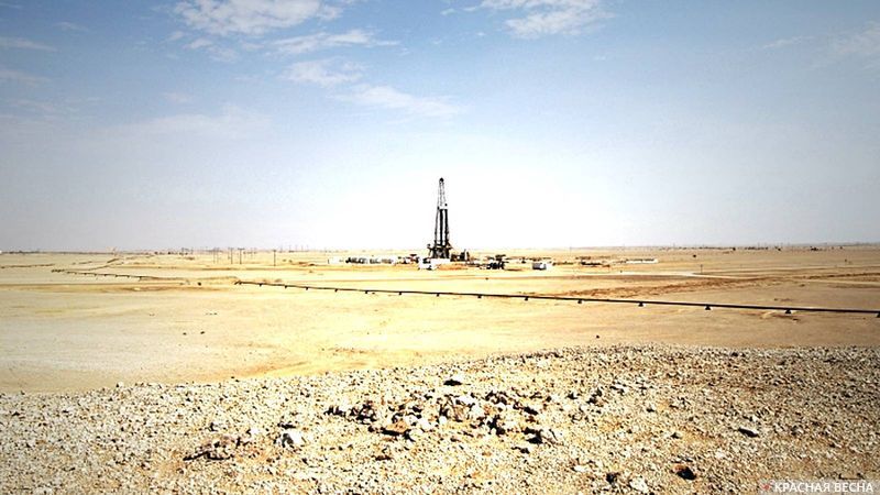 Нефтяная скважина в пустыне