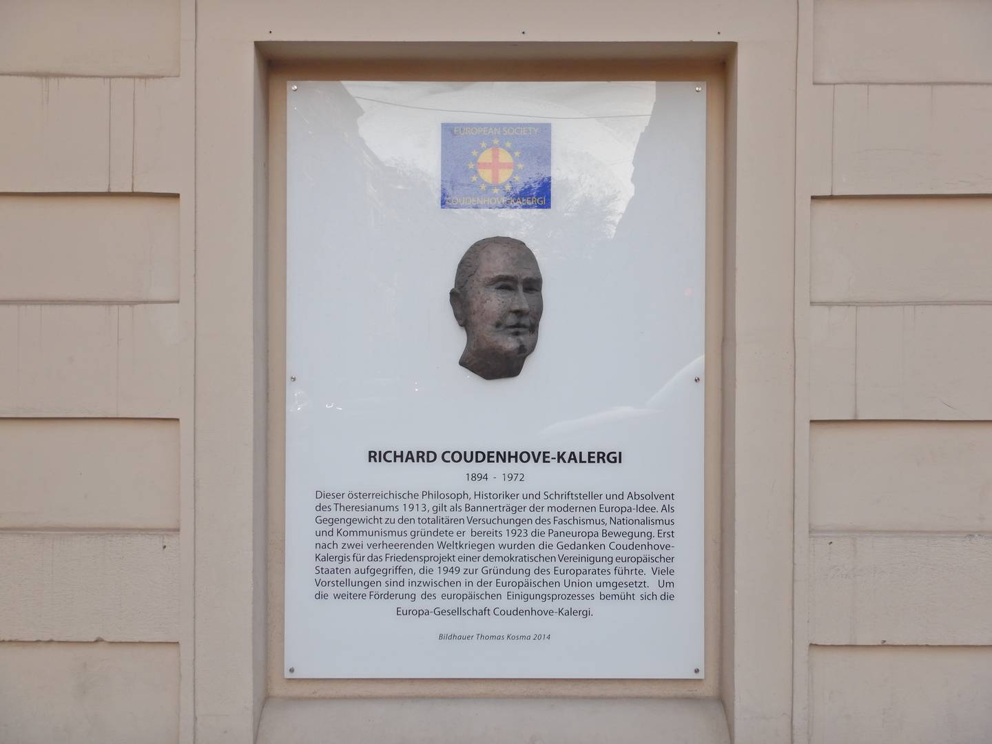 Мемориальная доска Рихарду Николаусу Куденхове-Калерги