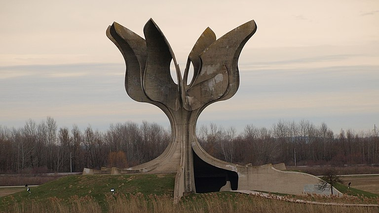 «Каменный цветок»: мемориал на месте концентрационного лагеря Ясеновац
