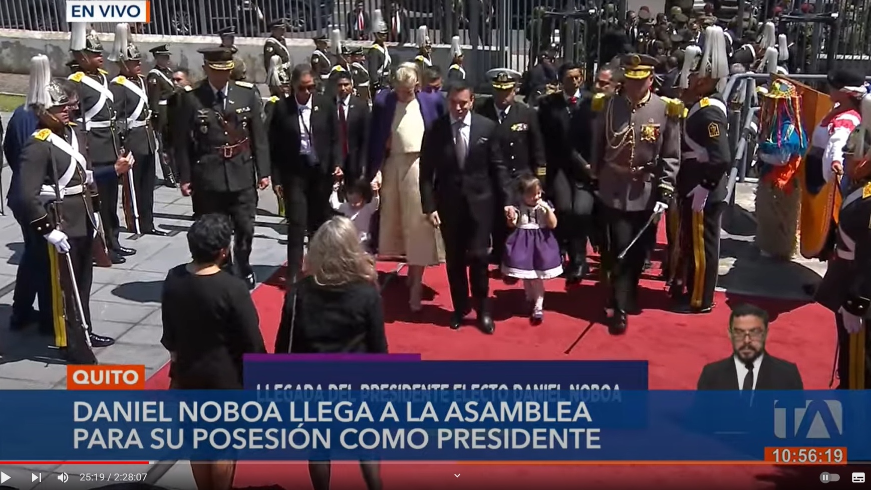 Президент Эквадора Даниэль Нобоа поднимается ко входу в Ассамблею, Кито, Эквадор