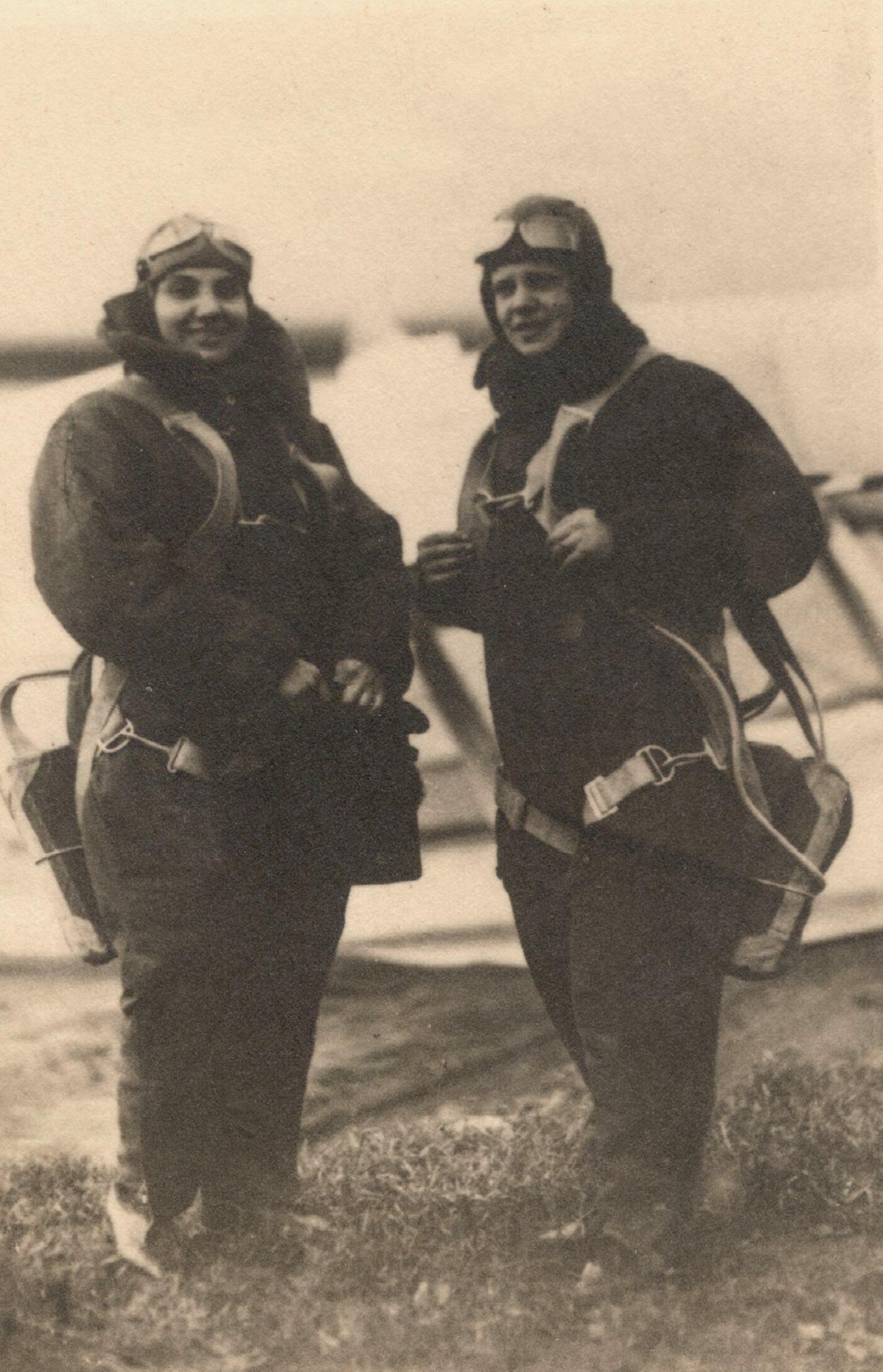В. Гризодубова с бортмехаником Е. Слобоженко перед полетом на рекорд. 1937 год