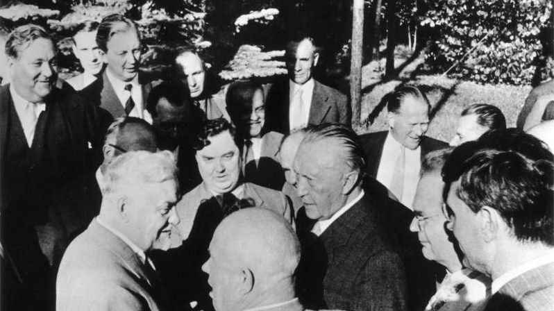 Визит Конрада Адэнауэра в Москву в 1955 году, после которого были установлены дипломатические отношения между СССР и ФРГ