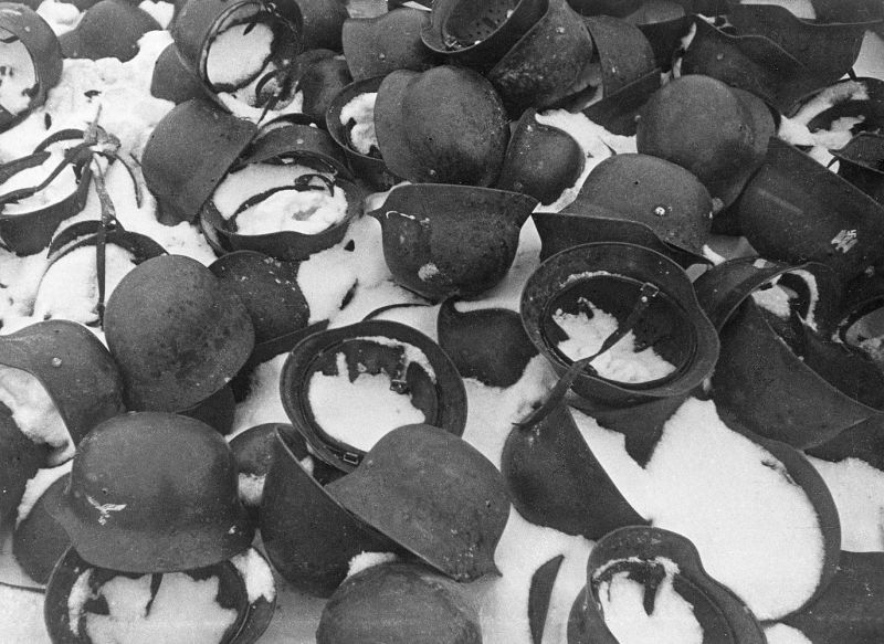 Немецкие каски, захваченные советскими войсками под Сталинградом. 1943