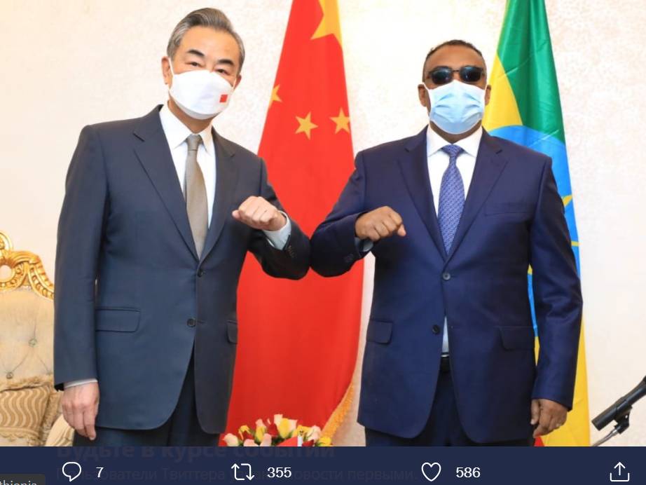 Министр иностранных дел Эфиопии Демеке Меконнен и министр иностранных дел Китая Ван И