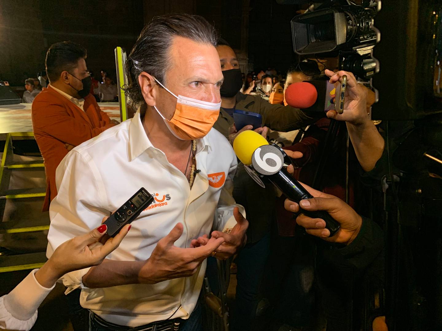 Пабло Лемус на старте избирательной кампании дает интервью прессе