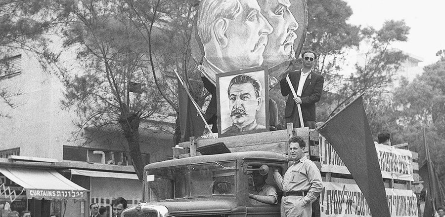 Грузовик с портретом советских коммунистических лидеров Ленина и Сталина на параде в честь дня солидарности трудящихся в Тель-Авиве. 1 мая 1949 года
