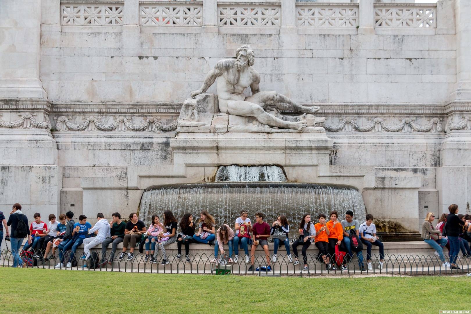 Туристы у Витториано. Рим. Италия