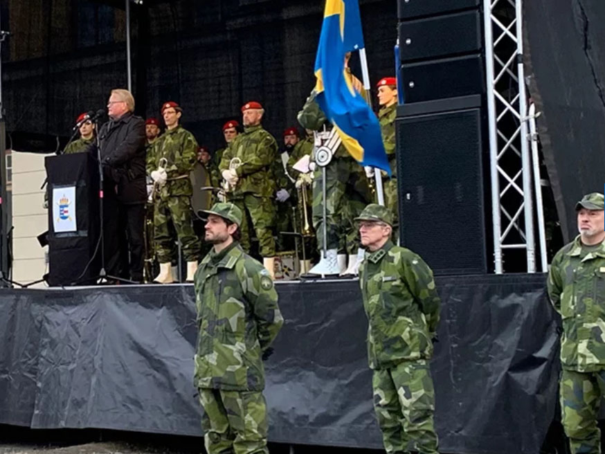 Министр обороны Швеции Петер Хультквист выступил с речью во время открытия полка Вестерноррланда (I21) в Соллефтео