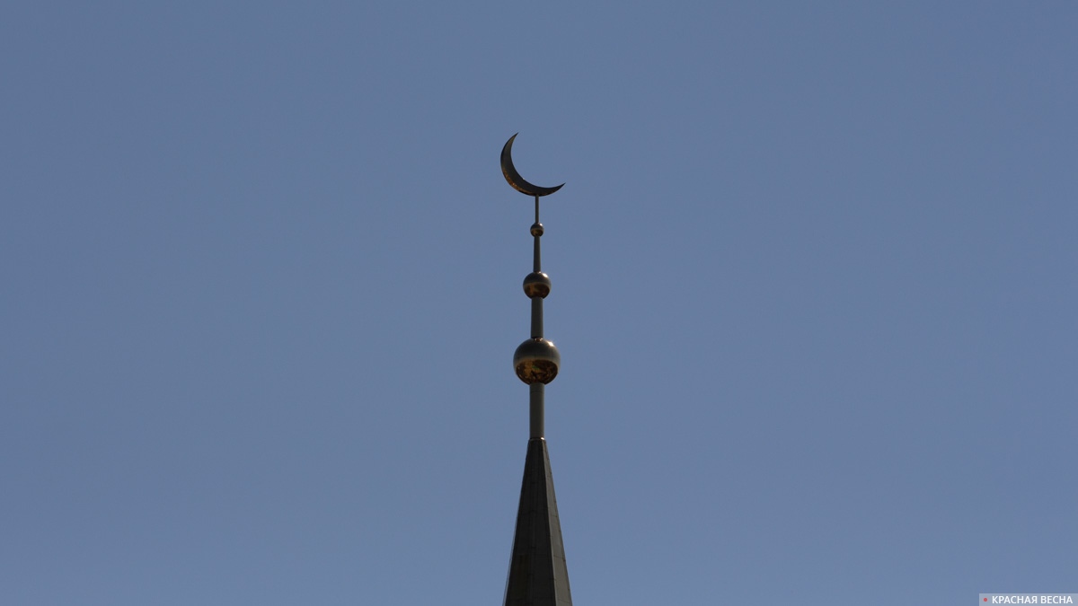 Исламский полумесяц на мечети