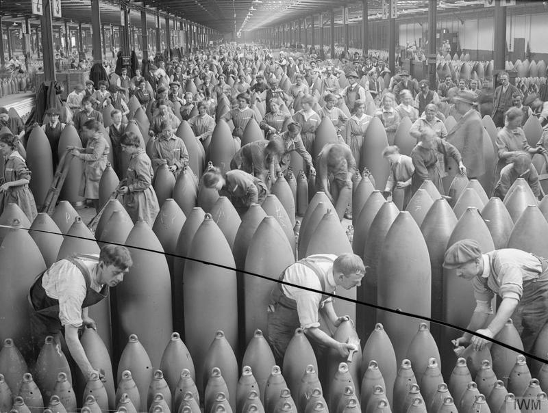 Производство боеприпасов. Покраска снарядов на Национальной фабрике по наполнению снарядов, Чилвелл. Великобритания.1917